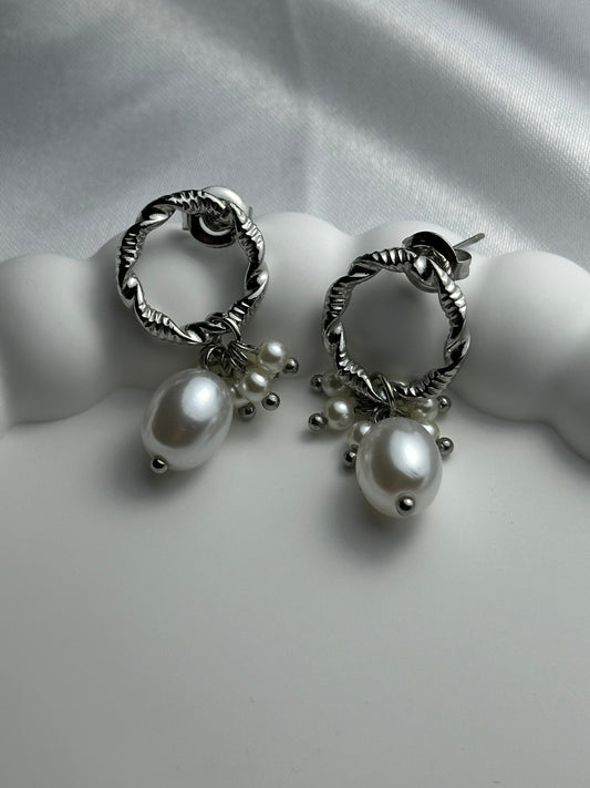 Oorbellen - lovely little pearls zilver